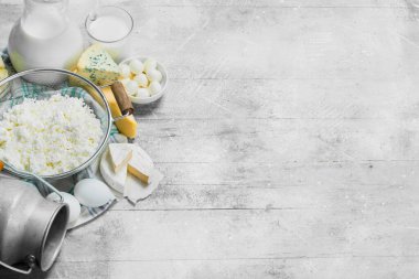 Çeşitli süt ürünleri. Rustik bir arka plan üzerinde.