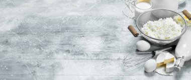 Çeşitli süt ürünleri. Rustik bir arka plan üzerinde.