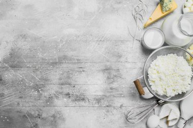 Çeşitli süt ürünleri. Rustik bir arka plan üzerinde.