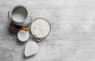 Taze süt ve süt ürünleri. Rustik bir arka plan üzerinde.