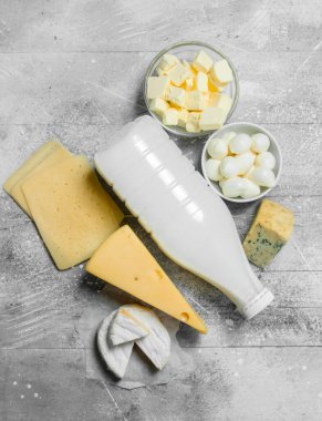 Farklı taze süt ürünleri. Rustik bir arka plan üzerinde.