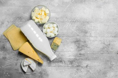 Farklı taze süt ürünleri. Rustik bir arka plan üzerinde.