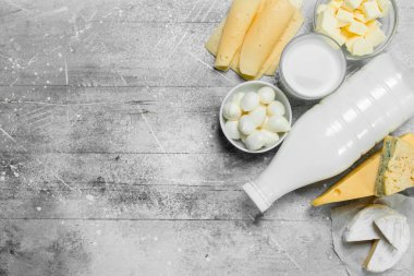 Farklı taze süt ürünleri. Rustik bir arka plan üzerinde.