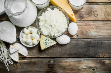 Taze süt ve süt ürünleri. Ahşap bir arka plan üzerinde.