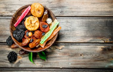 Çeşitli kuru meyve kase. Ahşap bir arka plan üzerinde.