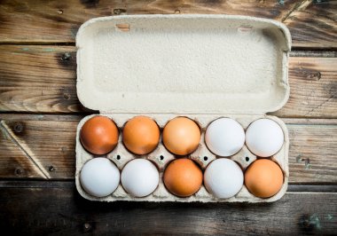 Taze yumurta ve kaset. Ahşap bir arka plan üzerinde.