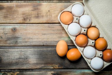 Taze yumurta ve kaset. Ahşap bir arka plan üzerinde.