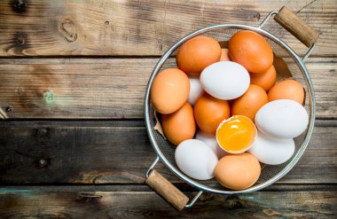 Bir tencerede yumurta. Ahşap bir arka plan üzerinde.