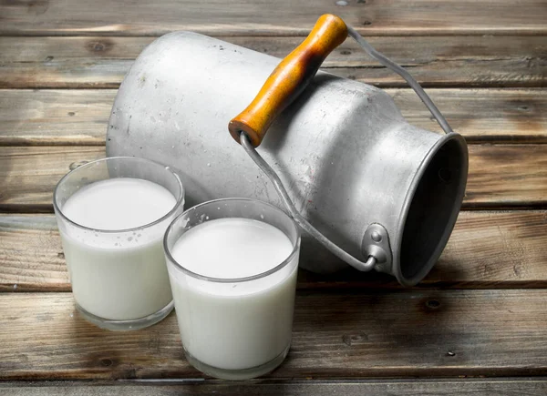유리에 신선한 우유입니다 — 스톡 사진
