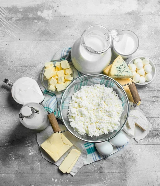 Verschiedene Milchprodukte Auf Rustikalem Hintergrund — Stockfoto