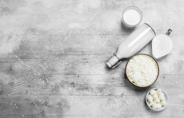 Frische Milchprodukte Auf Rustikalem Hintergrund — Stockfoto