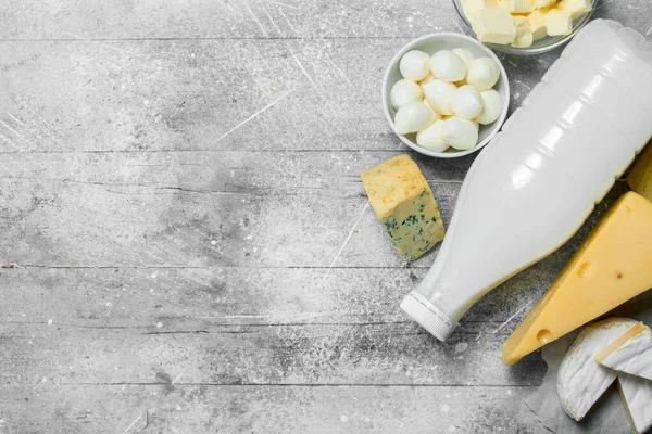 Verschiedene Frische Milchprodukte Auf Rustikalem Hintergrund — Stockfoto