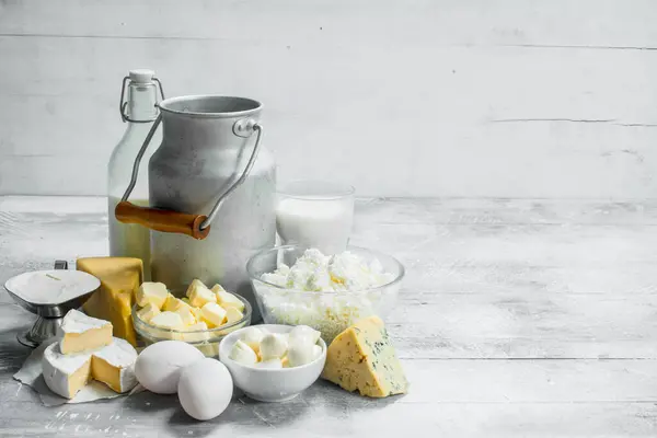 Frische Milchprodukte Auf Rustikalem Hintergrund — Stockfoto