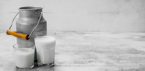 Frische Milch Einer Dose Auf Rustikalem Hintergrund — Stockfoto