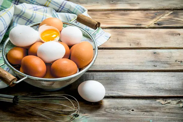 Huevos Una Cacerola Con Batidor Sobre Fondo Madera — Foto de Stock