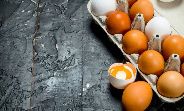 Kaset içinde yumurta. Rustik siyah arka plan üzerine.