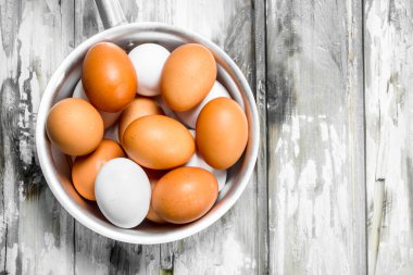 Bir tencerede yumurta. Rustik bir arka plan üzerinde.