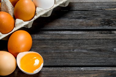 Taze yumurta ve kaset. Ahşap bir arka plan üzerinde.