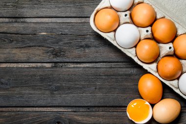 Taze yumurta ve kaset. Ahşap bir arka plan üzerinde.