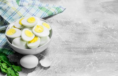 Maydanoz bir kase haşlanmış yumurta. Rustik bir arka plan üzerinde.