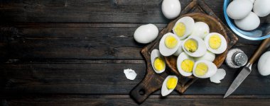 Kase tuz ile haşlanmış yumurta. Ahşap bir arka plan üzerinde.