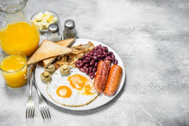 İngiliz kahvaltısı. Portakal suyu aperatifler çeşitli. Rustik bir arka plan üzerinde.