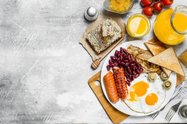 İngiliz kahvaltısı. Portakal suyu aperatifler çeşitli. Rustik bir arka plan üzerinde.