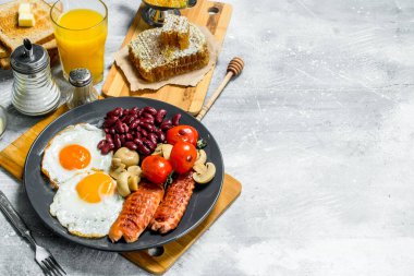 İngiliz kahvaltısı. Portakal suyu aperatifler çeşitli. Rustik bir arka plan üzerinde.