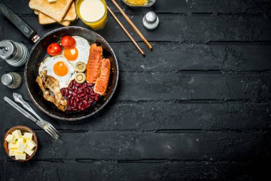 Portakal suyu ile geleneksel İngiliz kahvaltısı. Rustik siyah arka plan üzerine.