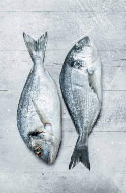 Çiğ deniz balık dorado. Rustik bir arka plan üzerinde.