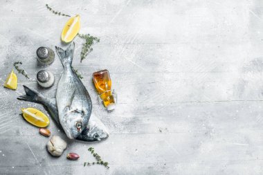 Çiğ deniz balık dorado otlar ve baharatlar ile. Rustik bir arka plan üzerinde.