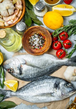 Çiğ deniz balık dorado limon ve Aromatik baharatlar ile. Rustik bir arka plan üzerinde.