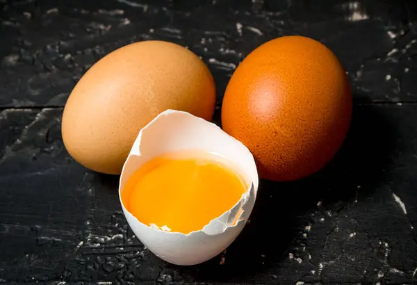 Huevos Pollo Frescos Sobre Fondo Rústico Negro —  Fotos de Stock