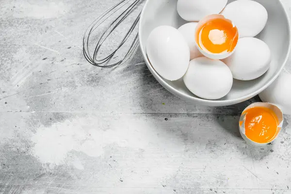 Ovos Taça Com Batedor Fundo Rústico — Fotografia de Stock