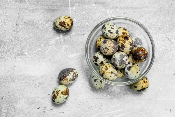 Перепелиные Яйца Миске Деревенском Фоне — стоковое фото