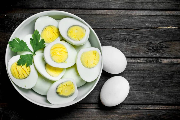 Gekookte Eieren Een Kom Met Peterselie Een Houten Achtergrond — Stockfoto