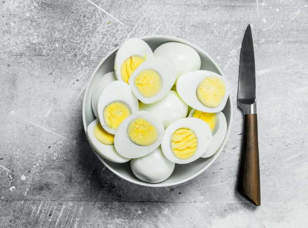 Gekookte Eieren Een Kom Een Rustieke Achtergrond — Stockfoto