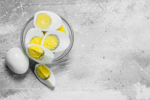 Gekookte Eieren Een Glazen Kom Een Rustieke Achtergrond — Stockfoto