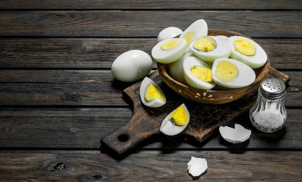 Gekookte Eieren Een Kom Met Zout Een Houten Achtergrond — Stockfoto