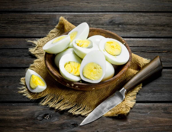 Gekookte Eieren Een Kom Een Houten Achtergrond — Stockfoto