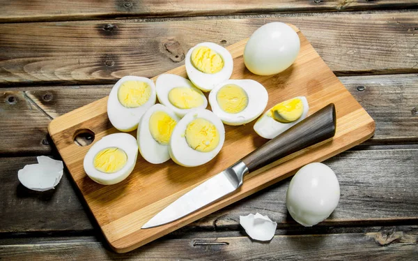Gesneden Gekookte Eieren Snijplank Een Houten Achtergrond — Stockfoto