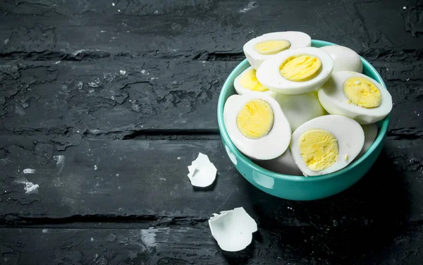 Gekookte Eieren Een Kom Een Zwarte Rustieke Achtergrond — Stockfoto