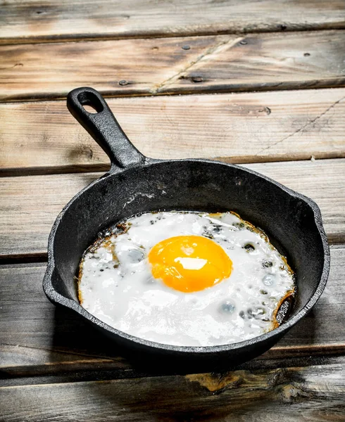 Жареное Яйцо Сковороде Деревянном Фоне — стоковое фото