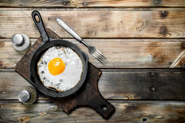 Fried Egg Pan Salt Pepper Wooden Background — Stock Photo, Image