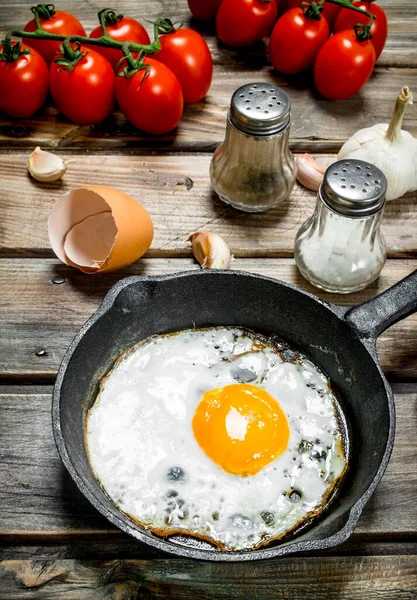 Fried Egg Pan Tomatoes Wooden Background — Stock Photo, Image