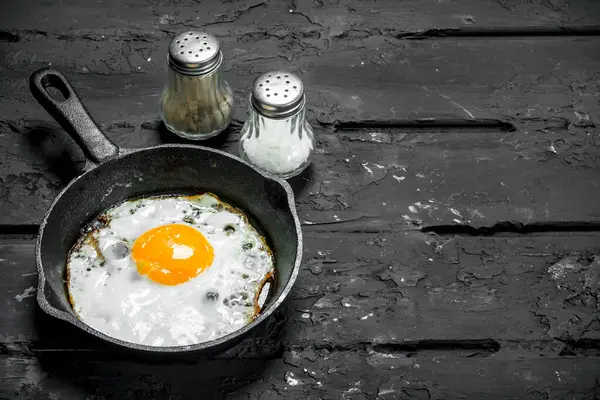 Жареное Яйцо Сковороде Черном Деревенском Фоне — стоковое фото