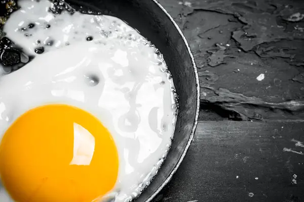 Huevo Frito Una Sartén Sobre Fondo Rústico Negro —  Fotos de Stock
