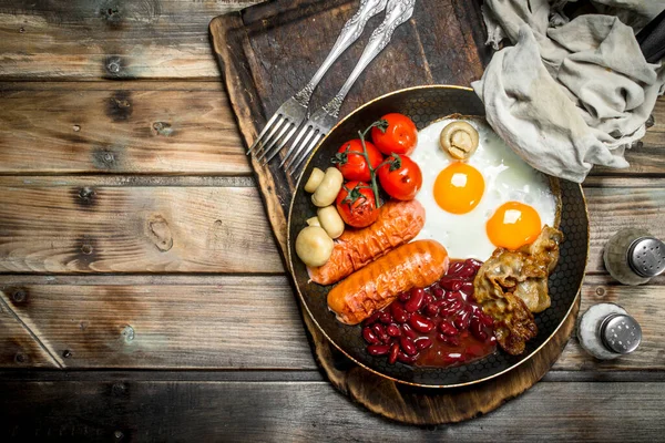 Английский Завтрак Жареные Яйца Шашлыками Беконом Красной Фасолью Деревянном Фоне — стоковое фото