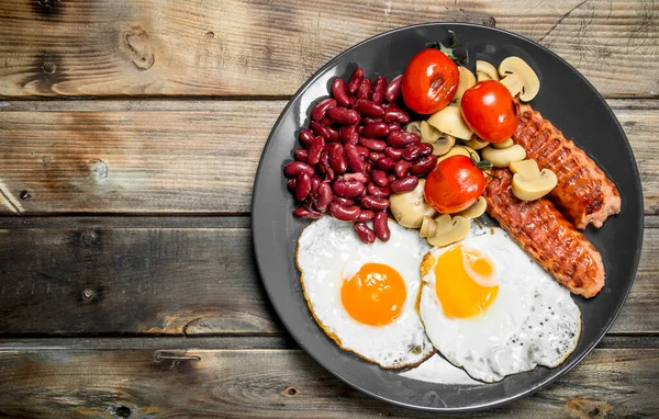 Ngiliz Kahvaltısı Kızarmış Yumurta Sosis Mantar Fasulye Ahşap Bir Arka — Stok fotoğraf