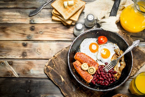 geleneksel İngiliz kahvaltısı. Meze kızarmış ekmek ve portakal suyu. Ahşap bir arka plan üzerinde.